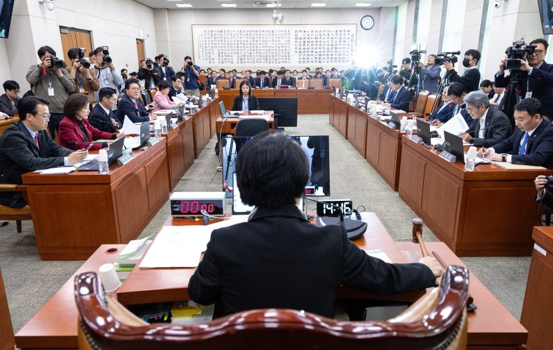 12일 서울 여의도 국회에서 열린 제429회국회(정기회) 법제사법위원회 제14차 전체회의에서 추미애 위원장이 의사봉을 두드리고 있다. 2025.11.12/뉴스1 ⓒ News1 이승배 기자