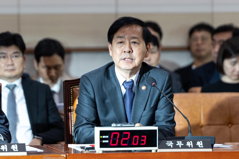 구윤철 경제부총리 겸 기획재정부 장관이 12일 서울 여의도 국회에서 열린 제429회국회(정기회) 법제사법위원회 제14차 전체회의에 출석해 의원 질의에 답변하고 있다. 2025.11.12/뉴스1 ⓒ News1 이승배 기자