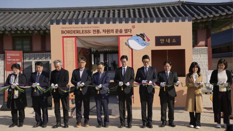 [서울=뉴시스] 넥슨재단은 12일 서울 경복궁 생물방에서 넥슨 안전한 바카라사이트 산타카지노과 안전한 바카라사이트 산타카지노의 만남을 다룬 '보더리스(BORDERLESS) - 전통, 차원의 문을 열다' 전시 오프닝 행사를 진행했다고 밝혔다. (사진=넥슨 제공) *재판매 및 DB 금지