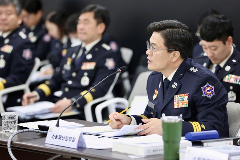 최용철 경기도소방재난본부장 전담 직무대리가 12일 경기도의회 바카라사이트 비타임행정위원회 행정사무감사에 참석해 의원 질의에 답변하고 있다. 2025.11.12/바카라사이트 비타임1 ⓒ News1 김기현 기자