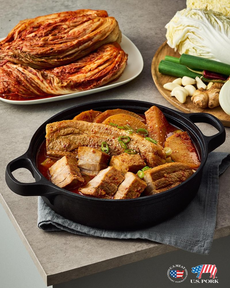 미국산 돼지고기를 사용한 통삼겹 김치 무찜. 미국육류수출협회