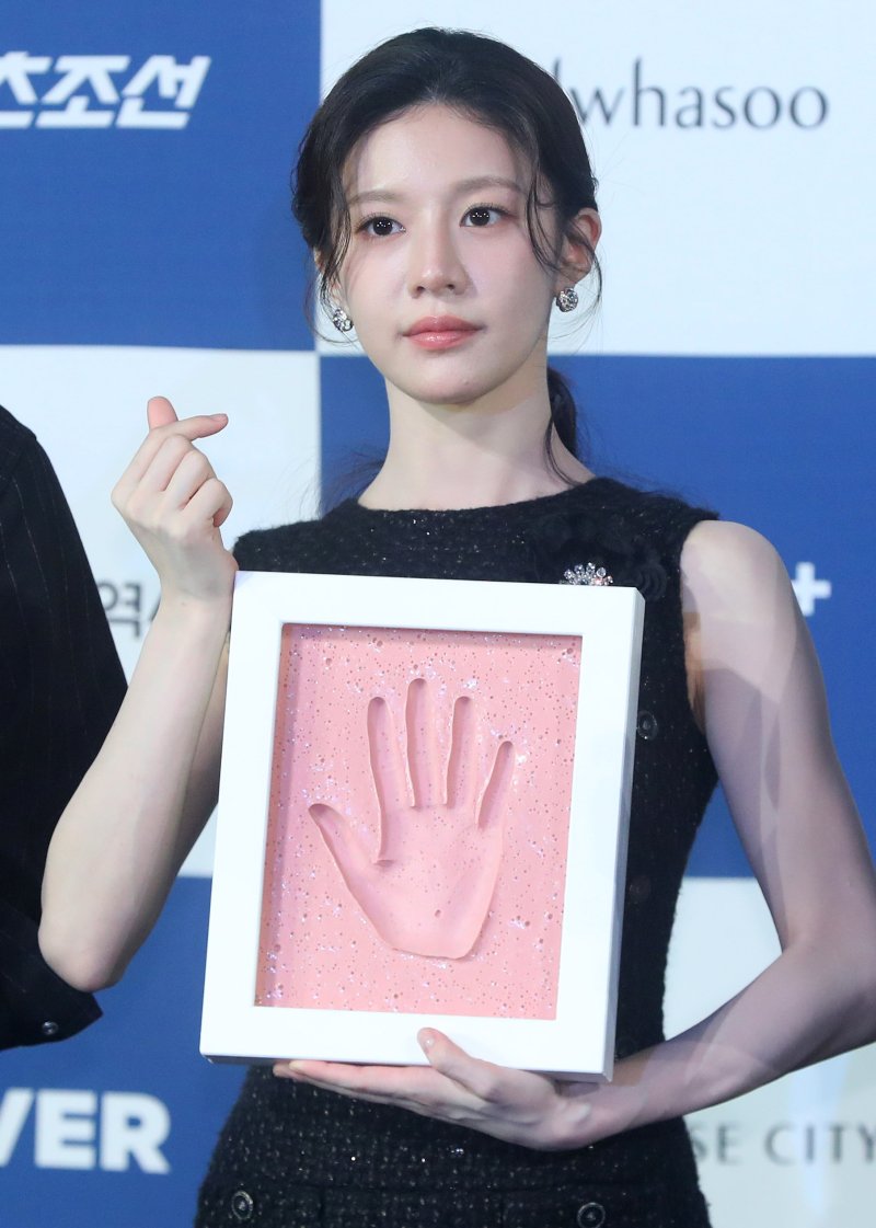 [서울=뉴시스] 김혜진 기자 = 배우 토토 사이트 바카라이 25일 오전 서울 영등포구 CGV 여의도에서 열린 제4회 청룡시리즈어워즈 핸드프린팅 행사에서 포즈를 취하고 있다. 2025.06.25. jini@newsis.com