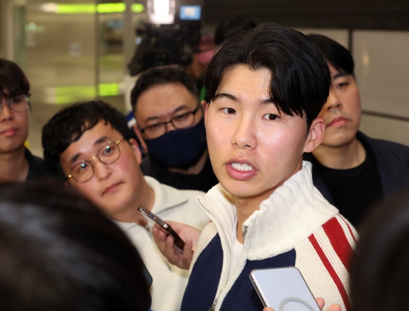 힘내라 vs. 돈 갚아.. '빚투 논란' 김혜성 힘겨루기