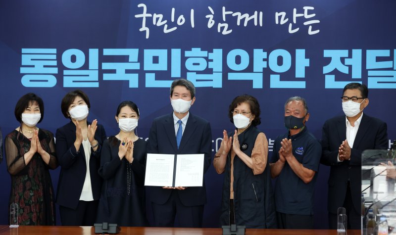 문재인 정부 때 이인영 바카라사이트 총판 승리바카라 장관이 '국민이 함께 만든 통일국민협약안 전달식'에 참석한 모습 2021.7.5/뉴스1 ⓒ News1 조태형 기자