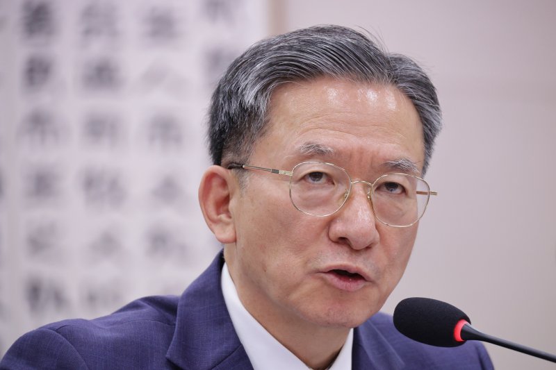 정성호 법무부 장관이 12일 서울 여의도 국회에서 열린 법제사법위원회 전체회의에서 의원 질의에 답변하고 있다. 2025.11.12/뉴스1 ⓒ News1 신웅수 기자