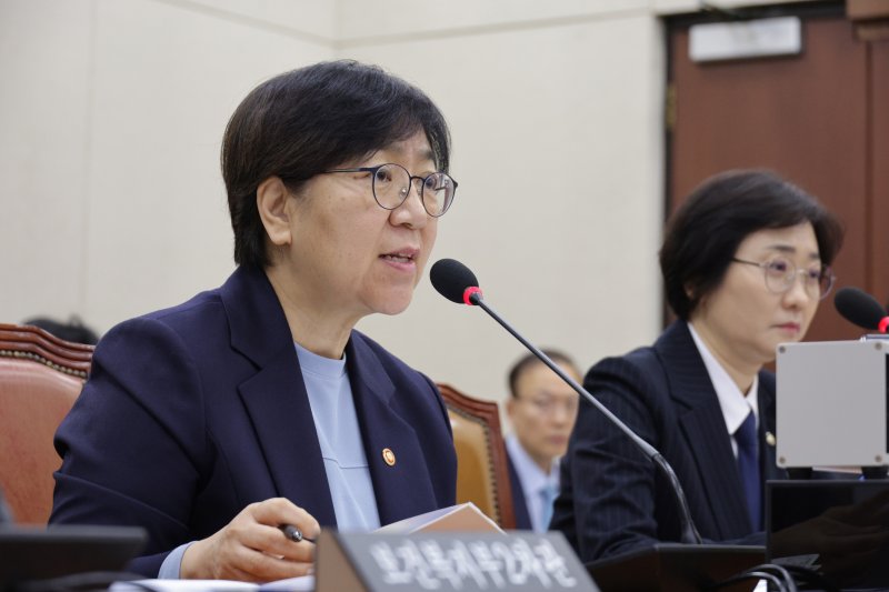정은경 보건복지부 장관이 12일 서울 여의도 국회에서 열린 보건복지위원회 전체회의에서 의원 질의에 답변하고 있다. 2025.11.12/뉴스1 ⓒ News1 신웅수 기자