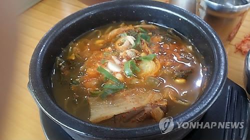 직원이 팔팔 끓인 해장국을 쏟아 화상 입은 손님, 배상액이..