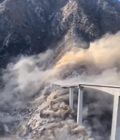 완공 1년도 안됐는데 무너진 758m 다리 붕괴 사고