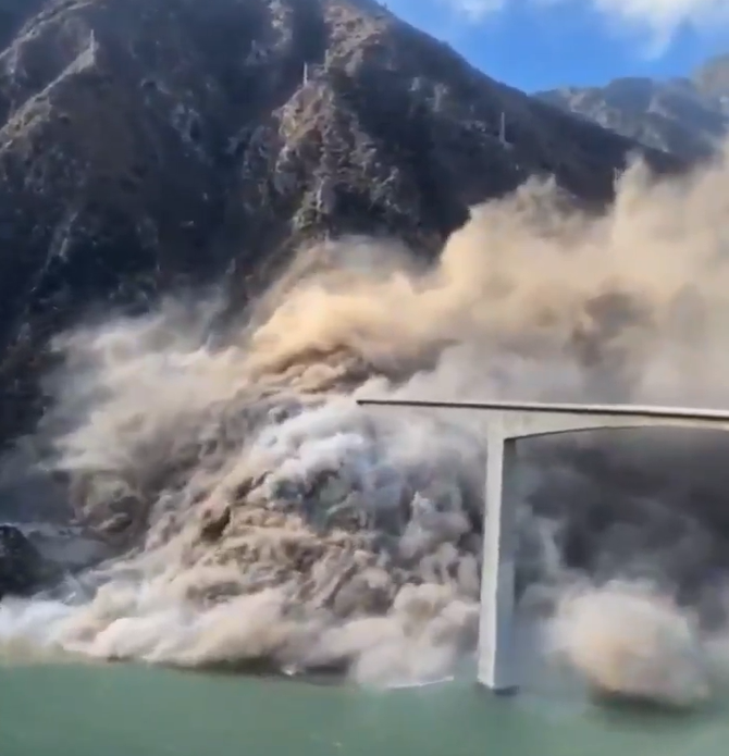 완공 1년도 안됐는데 무너진 758m 다리 붕괴 사고