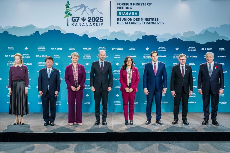 11일(현지시간) 캐나다 온타리오주 나이아가라온더레이크에서 열린 주요 7개국(G7) 외교장관 회의에 참석한 각국 외교장관들이 기념촬영을 하고 있다.AP뉴시스