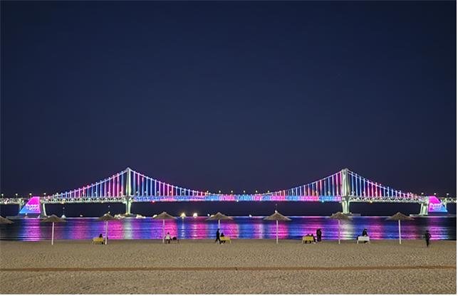 [부산=뉴시스] 12년 만에 새 단장한 부산의 상징물 광안바카라사이트 굿모닝. 오는 15일 열리는 제20회 부산불꽃축제가 한 층 더 화려할 전망이다.(사진=부산시 제공) 2025.11.13. photo@newsis.com *재판매 및 DB 금지