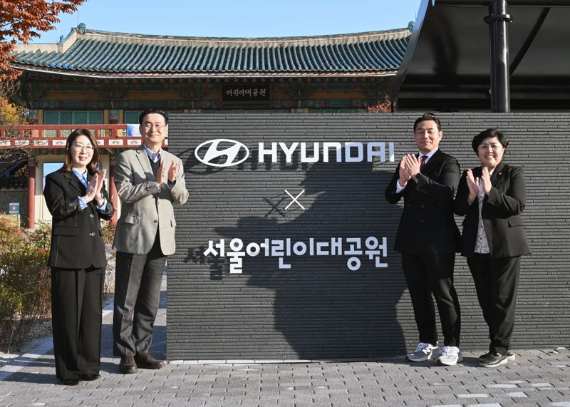 현대자동차가 12일 서울 광진구 서울어린이대공원 정문 광장에서 ‘2025 현대자동차 정원 개장식’을 개최했다. 사진 왼쪽부터 신정원 초록우산 본부장, 정유석 현대차 국내사업본부장 부사장, 곽관용 서울시 정무수석, 김영옥 서울시의회 보건복지위원장. 현대자동차 제공.