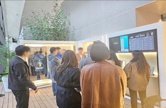 홈닉 체험관 내 방문객 체험 모습