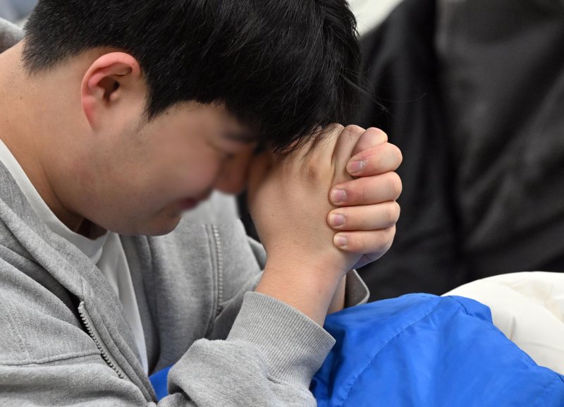 [수원=뉴시스] 경기사진공동취재단 = 2026학년도 대학수학능력시험이 치뤄진 13일 오전 수원시 장안구 경기도교육청 제30지구 제18시험장 동원동우고등학교에서 수험생이 시험 준비를 하며 기도하고 있다. 2025.11.13. photo@newsis.com