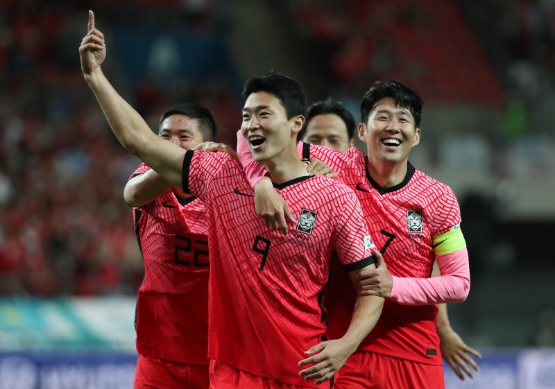 [서울=뉴시스] 조성우 기자 = 14일 오후 서울 마포구 서울월드컵경기장에서 열린 축구 국가대표팀 평가전 대한민국 대 이집트의 경기 후반전, 한국 조규성이 골을 넣은 뒤 기뻐하고 있다. 2022.06.14. xconfind@newsis.com