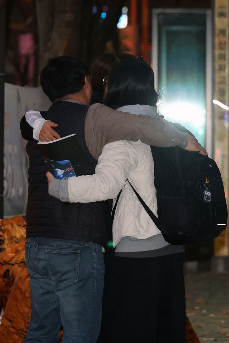 2026학년도 대학수학능력시험일인 13일 오전 인천시 계양구 계산여자고등학교에 마련된 인천시교육청 25지구 제31시험장 입구에서 온 가족이 수험생을 응원하고 있다. 사진=서동일 기자