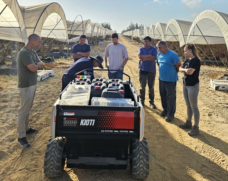대동로보틱스는 지난 7월 스페인 후엘바 지역의 호티프룻 베리 농장에서 자율주행 운반로봇 개념검증(PoC)을 실시했다. 대동로보틱스 사업부문 감병우 전무가 농장 관계자들에게 자율주행 운반로봇의 기능을 설명하고 있다. 대동그룹 제공