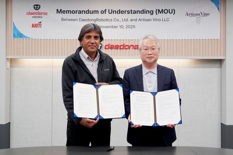 지난 10일 대동로보틱스가 미국 와인 유통 기업 아티산 비노와 포도 농장 자동화 기술 개발을 위한 업무협약을 체결했다. 서명을 마친 하리 마헤시 아티산 비노 창립자 겸 CEO(왼쪽)와 여준구 대동로보틱스 대표가 협약서에 서명 후 기념 촬영을 하고 있다. 대동그룹 제공