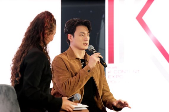 콘진원은 11월 5일부터 7일까지 사흘간 폴란드 바르샤바의 문화과학궁전에서 열린 ‘2025 K-콘텐츠 엑스포 in 폴란드’를 성공리에 마쳤다. K드라마 OST 공연에서 배우 신승호가 말하고 있다.