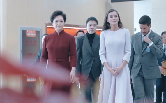 11월 12일 펑리위안 여사와 레티시아 스페인 왕비가 베이징시 장애인 서비스 시범센터를 방문했다. CMG