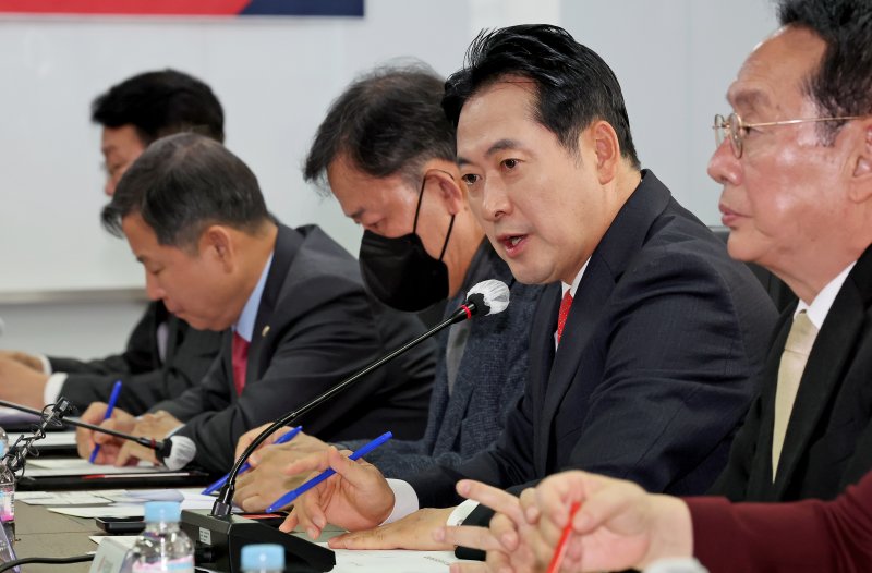 장동혁 국민의힘 대표가 12일 오후 서울 여의도 소상공인연합회에서 열린 국민의힘 당대표-소상공인연합회 간담회에서 인사말을 하고 있다. 뉴스1