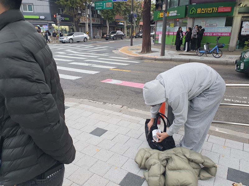 시험장 관계자가 신분 확인을 위해 수험표를 요구하자 한 수험생들이 황급히 가방에서 수험표를 찾아 꺼내들었다. 사진=최승한 기자