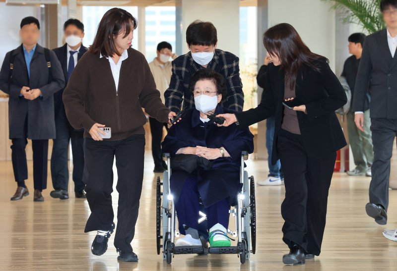 이배용 전 국가교육위원장이 13일 서울 광화문 KT 빌딩에 마련된 김건희특검 사무실로 휠체어를 탄 채 출석하고 있다. 2025.11.13/뉴스1 ⓒ News1 임세영 기자