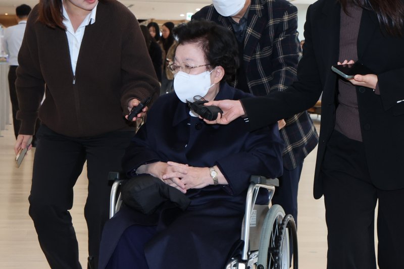 이배용 전 국가교육위원장이 13일 서울 종로구 KT광화문빌딩에 마련된 김건희 특검(특별검사 민중기) 사무실에 참고인 조사를 받기 위해 출석하고 있다. 2025.11.13/뉴스1 ⓒ News1 임세영 기자