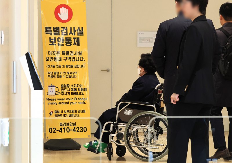 이배용 전 국가교육위원장이 13일 서울 광화문 KT 빌딩에 마련된 김건희특검 사무실로 휠체어를 탄 채 출석하고 있다. 2025.11.13/뉴스1 ⓒ News1 임세영 기자