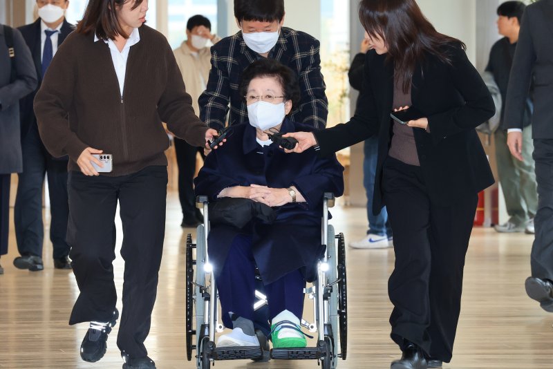 이배용 전 국가교육위원장이 13일 서울 종로구 KT광화문빌딩에 마련된 김건희 특검(특별검사 민중기) 사무실에 참고인 조사를 받기 위해 출석하고 있다. 2025.11.13/뉴스1 ⓒ News1 임세영 기자