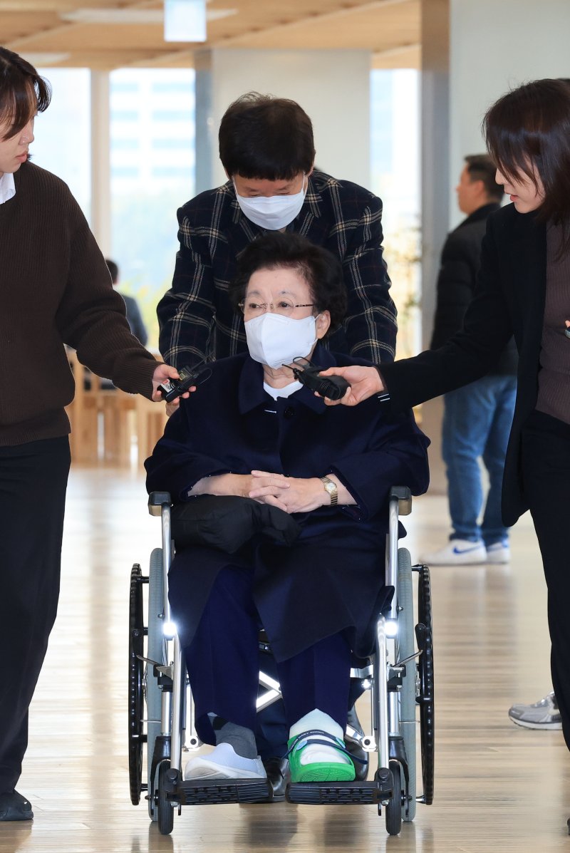 이배용 전 국가교육위원장이 13일 서울 광화문 KT 빌딩에 마련된 김건희특검 사무실로 휠체어를 탄 채 출석하고 있다. 2025.11.13/뉴스1 ⓒ News1 임세영 기자