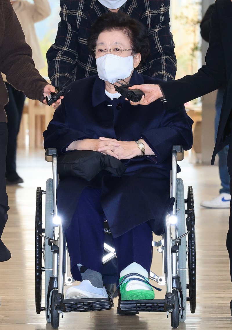 이배용 전 국가교육위원장이 13일 서울 광화문 KT 빌딩에 마련된 김건희특검 사무실로 휠체어를 탄 채 출석하고 있다. 2025.11.13/뉴스1 ⓒ News1 임세영 기자