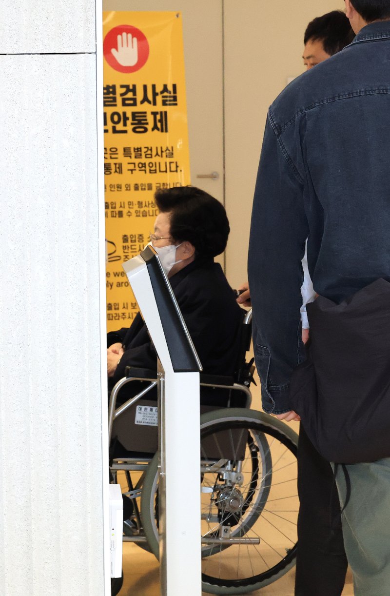 이배용 전 국가교육위원장이 13일 서울 광화문 KT 빌딩에 마련된 김건희특검 사무실로 휠체어를 탄 채 출석하고 있다. 2025.11.13/뉴스1 ⓒ News1 임세영 기자