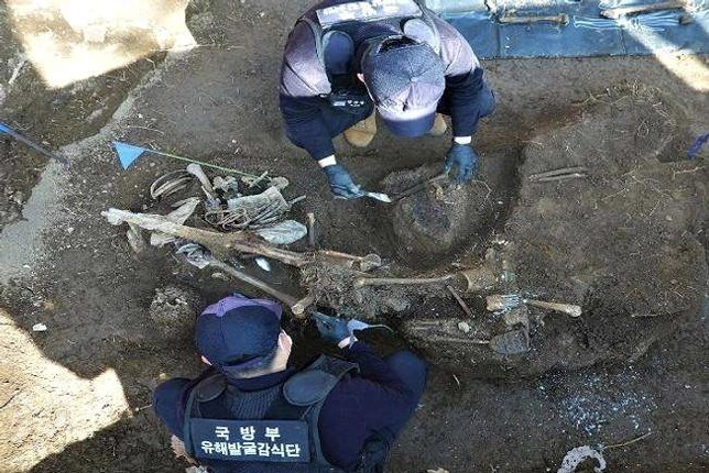 지난 2024년 11월, 다른 국군 전사자의 유해와 뒤섞여 있는 박석호 일등중사(현 계급 하사)의 유해를 수습하고 있는 국방부유해발굴감식단 장병들의 모습. 국유단 제공