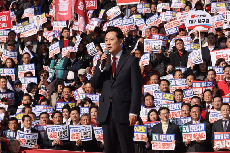 장동혁 국민의힘 대표가 12일 오전 서울 여의도 국회 본청 계단에서 대장동 일당 7400억 국고 환수 촉구 및 검찰 항소 포기 외압 규탄대회에서 발언하고 있다. 사진=박범준 기자