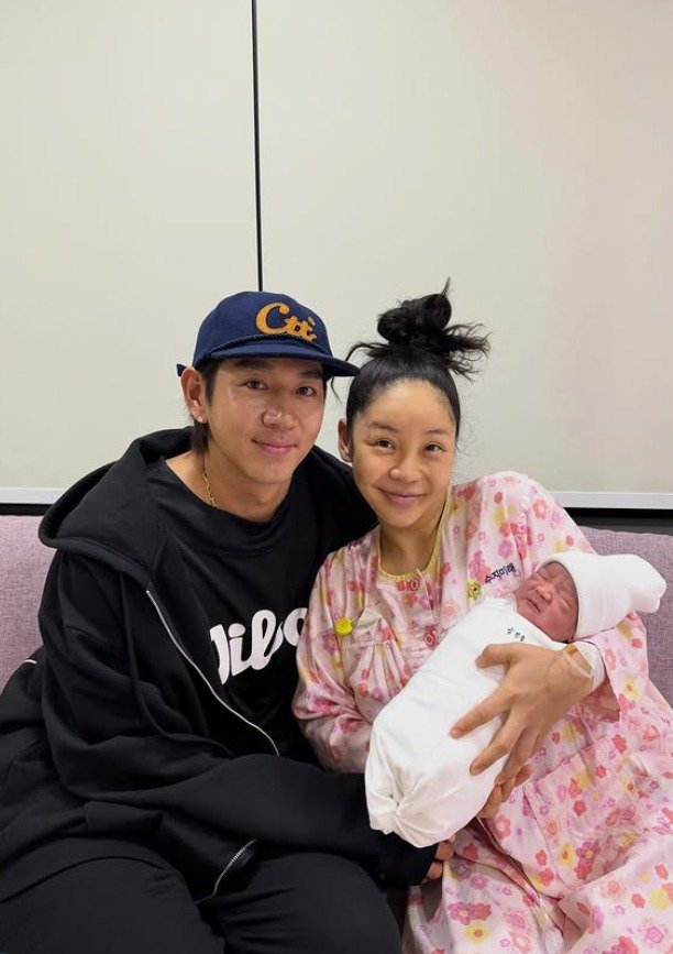 트루디♥이대은, 결혼 4년 만에 부모 됐다…"아빠 등번호 맞춰서 11일 득남"