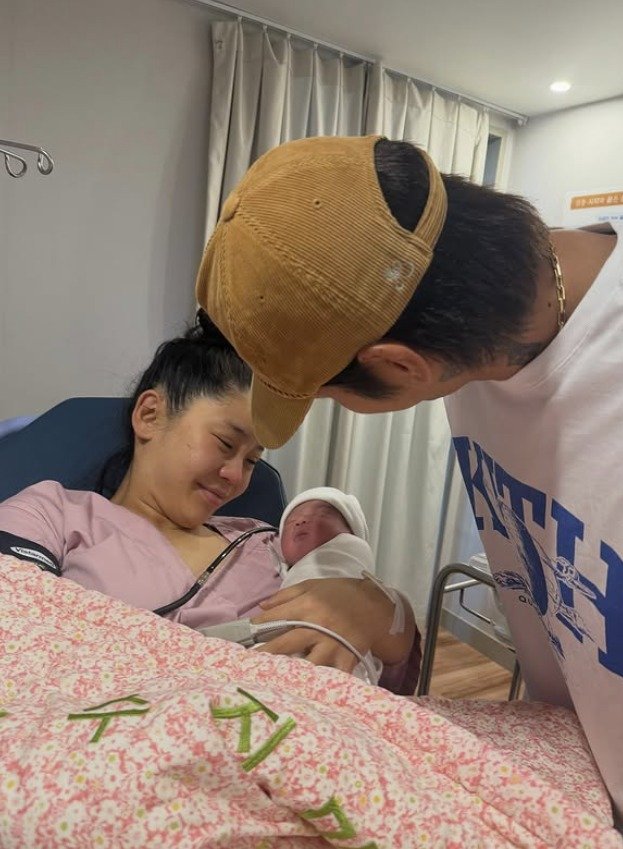 트루디♥이대은, 결혼 4년 만에 부모 됐다…아빠 등번호 맞춰서 11일 득남