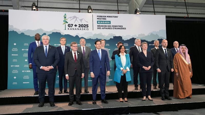 조현 외교부 장관(뒷줄 왼쪽 두번째)이 12일(현지시간) 캐나다 온타리오주 나이아가라 온더레이크에서 열린 주요 7개국(G7) 외교장관 회의에 참석해 각국 외교수장들과 함께 기념 촬영하고 있다. 외교부 제공