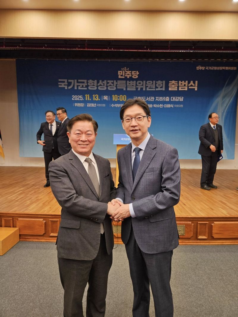 김경수 지방시대위원장(왼쪽)과 박승원 광명시장. 박승원 시장 페이스북 갈무리