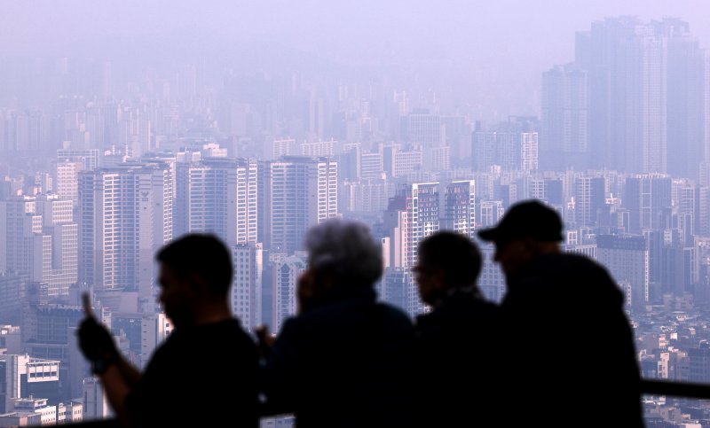 13일 서울 남산에서 바라본 아파트 단지 모습. 연합뉴스