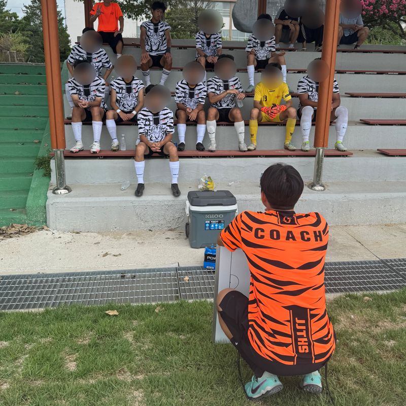 학교스포츠클럽 학생들을 지도 중인 오태환씨 /사진=오태환씨 제공