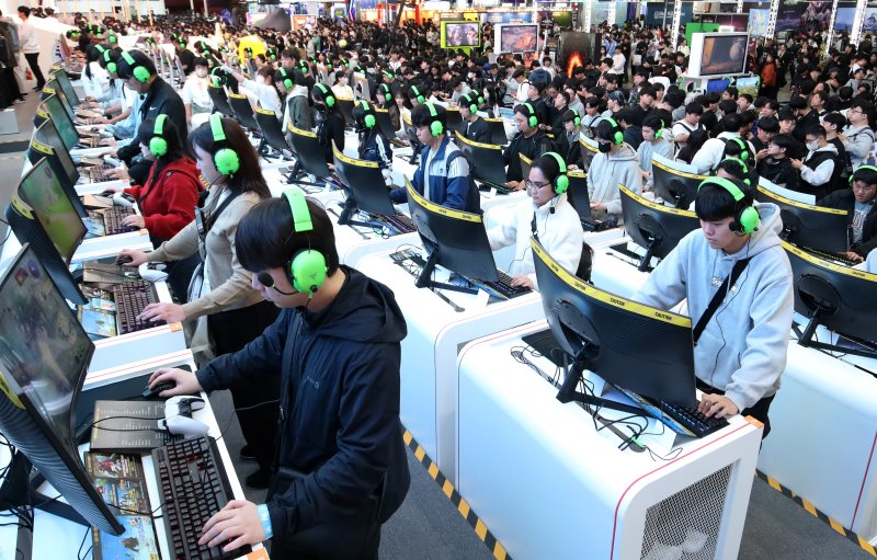 13일 부산 해운대구 벡스코 제1전시장에서 열린 국내 최대 게임전시회 '지스타 2025'에서 관람객들이 신작 게임을 즐기고 있다. 16일까지 열리는 이번 지스타엔 총 3269개 부스, 44개국 1273개 국내외 게임사들이 참가했다. 게임 전시회를 비롯해 비즈니스 상담, 국제 게임 콘퍼런스(G-CON), 인디게임 쇼케이스, 지스타컵 2025, 지스타 게임 코스프레 어워즈 등 다양한 행사가 진행된다. 2025.11.13/뉴스1 ⓒ News1 윤일지 기자