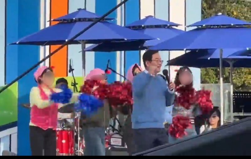 지난 6일 광주 북구 동강대에서 진행된 KBS 전국노래자랑 광주 북구편 녹화 당시 문인 북구청장과 여간부들이 무대를 꾸미고 있다.독자 제공. /사진=뉴스1