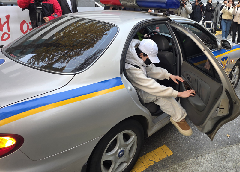 2026학년도 대학수학능력시험(수능)일인 13일 서울 영등포구 여의도여자고등학교 앞에서 한 수험생이 수송지원 차량에서 급히 내리고 있다. 사진=박성현 기자