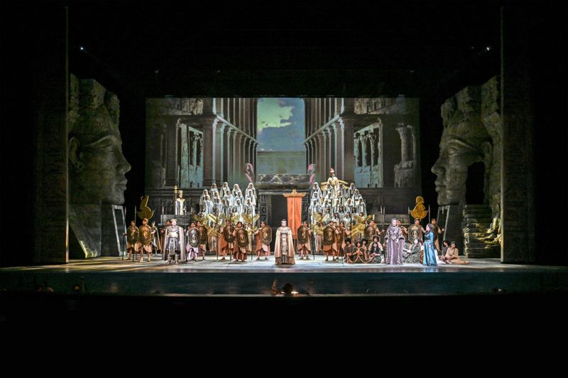 오페라 '아이다' 하이라이트인 개선 행진 장면. 파이낸셜뉴스와 창단 40주년을 맞은 서울시오페라단이 공동 주최한 오페라 '아이다'가 13일 서울 종로구 세종문화회관 대극장에서 화려한 막을 올렸다. 세종문화회관 제공