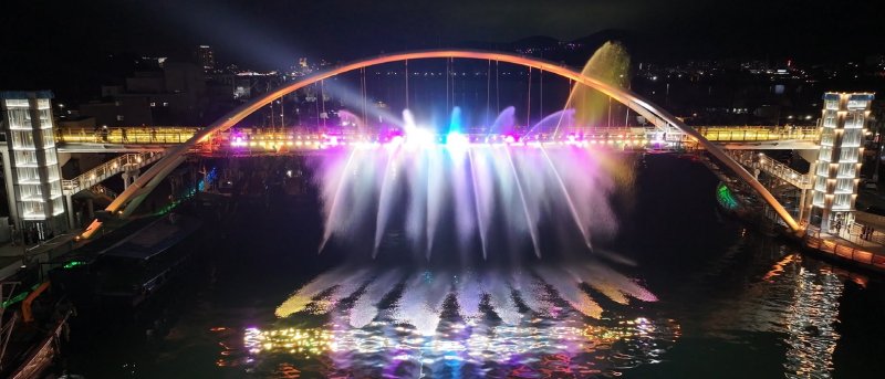 [통영=뉴시스] 신정철 기자= 경남 통영시는 오는 15일, 강구안 일원에서 스마트관광도시 조성사업과 강구안 야간경관 개선사업 준공을 기념해 ‘빛과 미디어로 재탄생한 강구안’을 선보이는 강구안 미디어파크 페스티벌을 개최한다고 13일 밝혔다. 사진은 강구안 브릿지 분수쇼 모습.(사진=통영시 제공).2025.11.13. photo@newsis.com *재판매 및 DB 금지