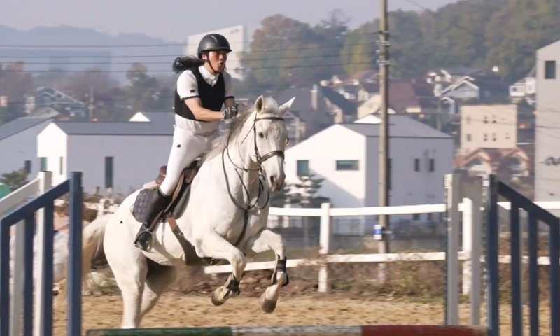 임우일, '박테리우스' 아닌 백마탄 '테리우스'…터질듯한 빽바지 '충격'
