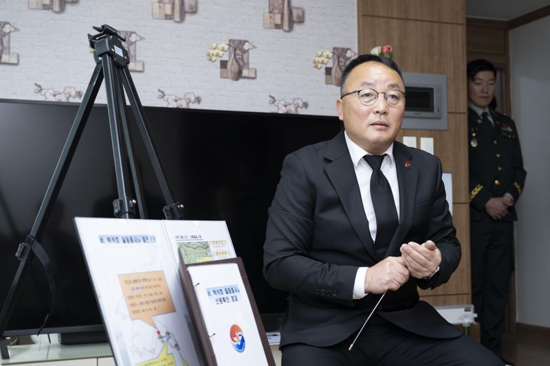 국방부유해발굴감식단장 직무대리 조해학 중령(육군 ·오른쪽)이 유가족 등 행사 참석자들에게 고 박석호 일등중사의 참전 경로, 유해발굴 당시 일화 등을 설명하고 있다. 국방부 제공