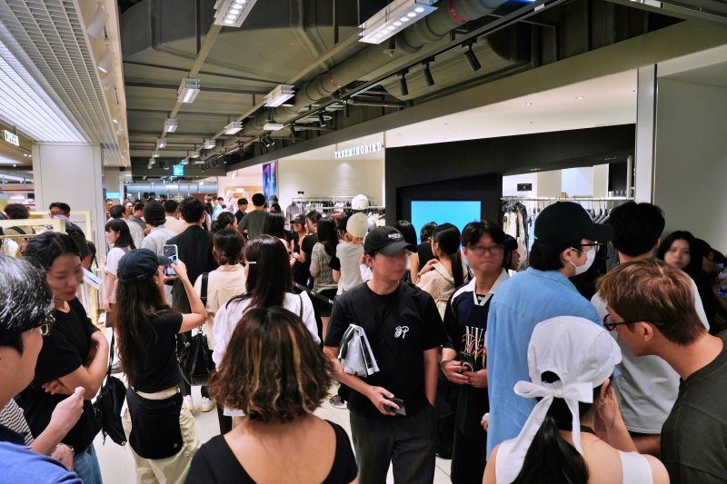 서울 중구 롯데백화점 본점 '키네틱 그라운드'에 고객들이 방문해 구경을 하고 있다. (롯데쇼핑 제공. 재판매 및 DB 금지) 2025.7.4/뉴스1