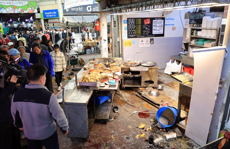 13일 경기 부천 오정구 원종동 제일시장에서 A 씨가 몰던 1톤 트럭이 돌진하는 사고가 발생했다. 사고 현장 모습. 2025.11.13/뉴스1 ⓒ News1 이호윤 기자